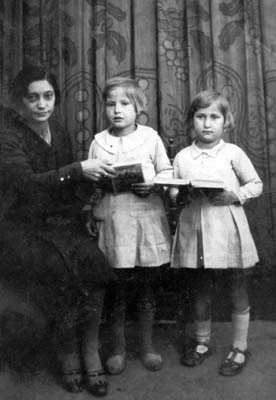1932_La_maestra_doña_Rosa_con_Victorina_y_Teodora